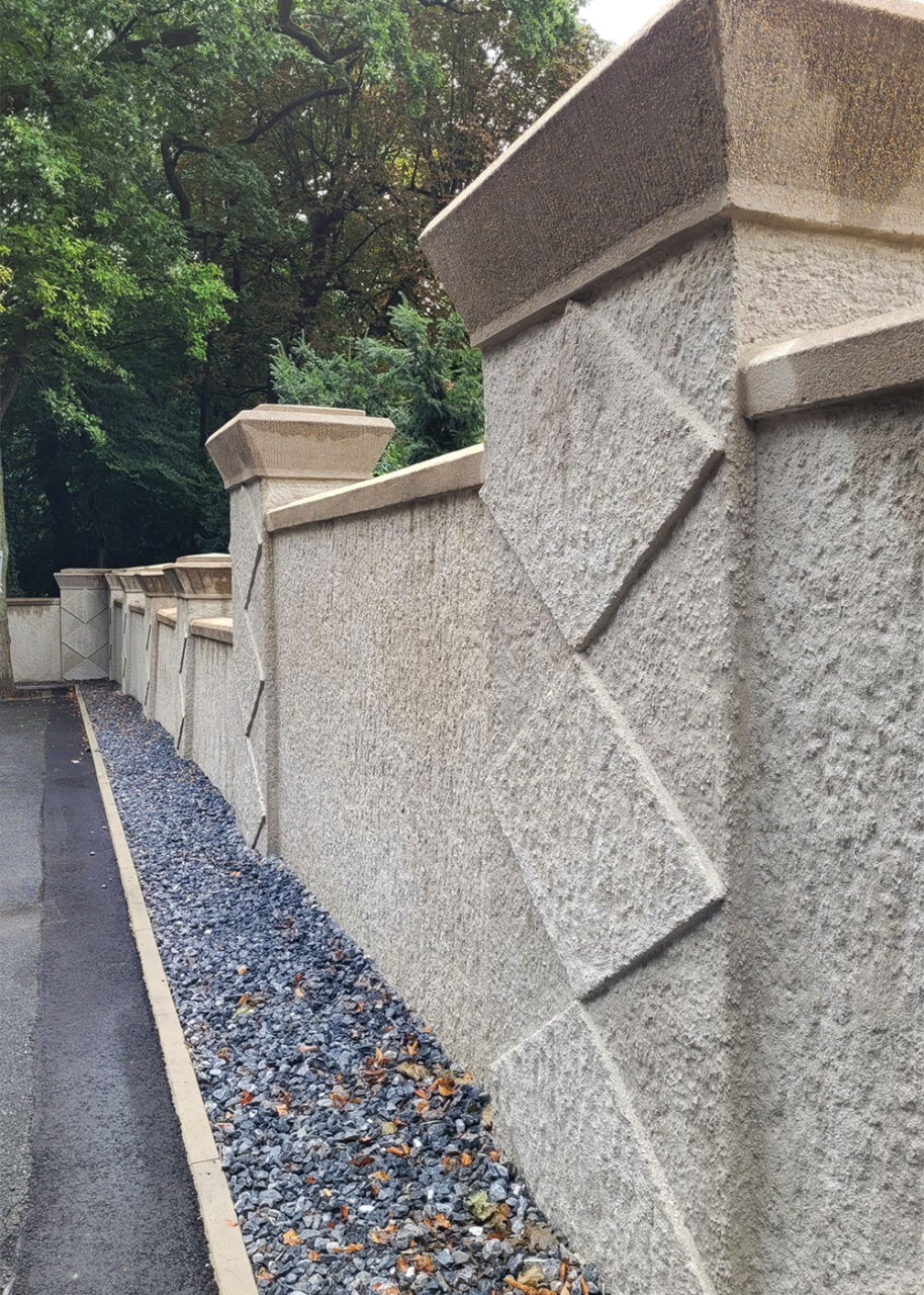 Rekonstruierte Eingangsmauer des Stadtparks Gelsenkrichen Buer