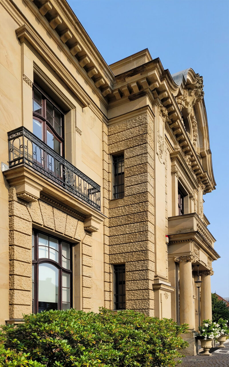 Villa Thyssen, Schrägansicht Portal
